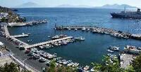 Agios_Kirykos_(Ikaria)_Hafen_von_oben-klein1